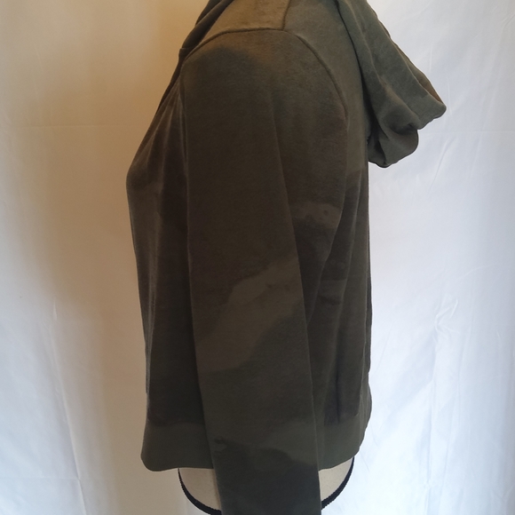 Alternative Cropped Camo Print Hoodie - Picture 7 of 11